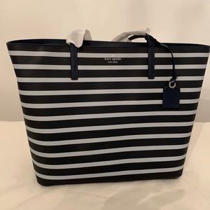 Medium size purse navy and white zippered